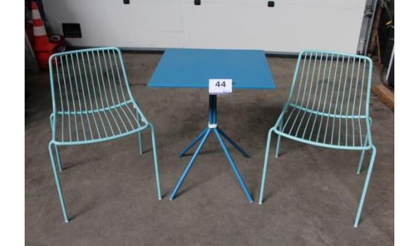 blauwe vierkante  terrastafel, afm plm 58x58cm plus 2 blauwe metalen stapelbare terrasstoelen PEDRALI