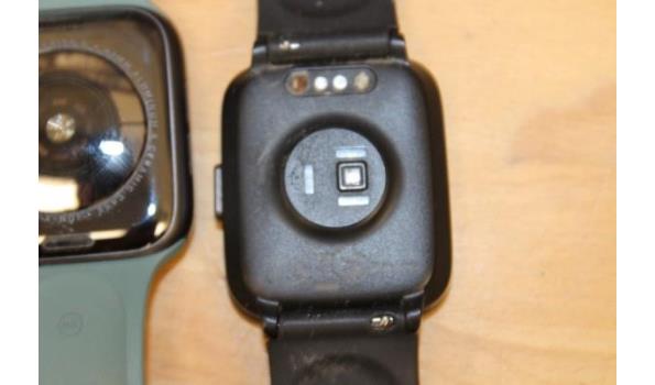 2 diverse smartwatches wo. APPLE, werking niet gekend, mogelijks iCloud locked, zonder kabels