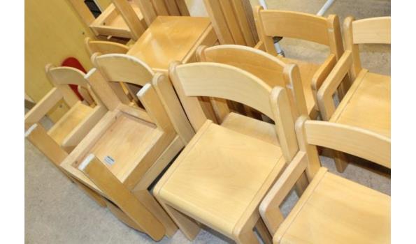 16 div houten kinderstoelen plus 1 verr begeleidsterstoel
