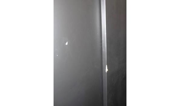 2-deurs kledingkast, afm plm 100x52x195cm, licht beschadigd