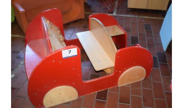 houten speeltuig voorstellende auto