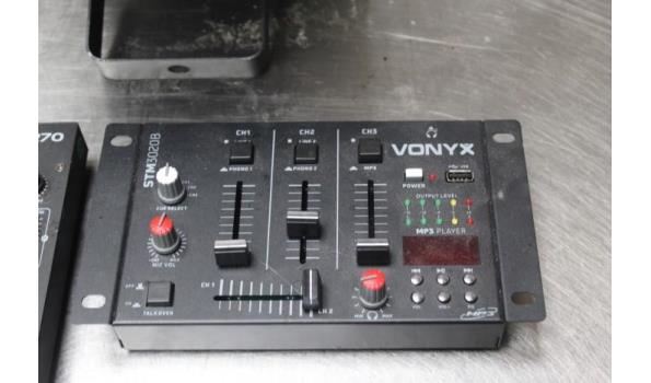 dj-mixer VONYX STM-2270, kanaalmixer VONYX STM-30208 en lichteffect