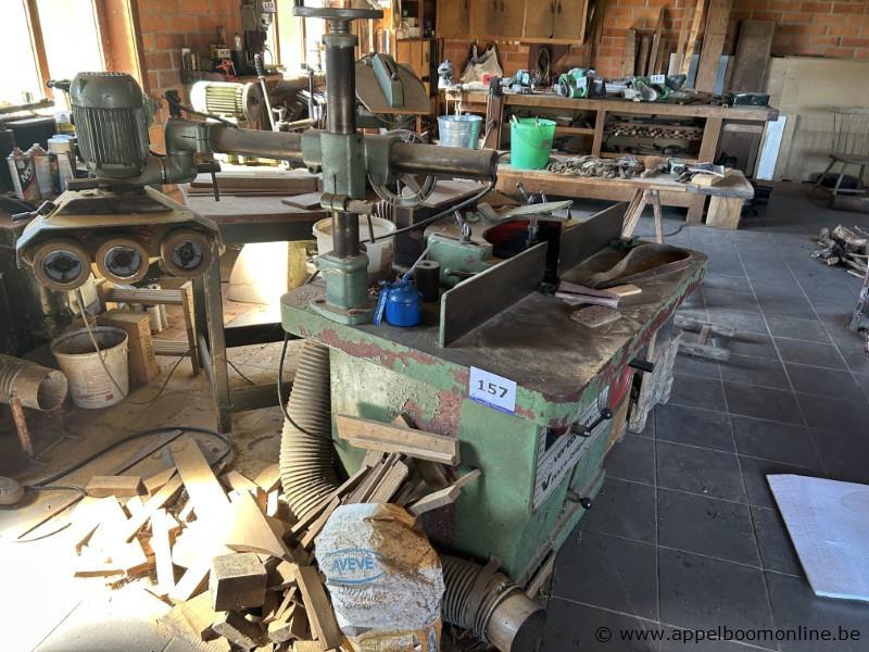 Houtbewerkingsmachine, type freesmachine, met geïntegreerd aanvoerapparaat