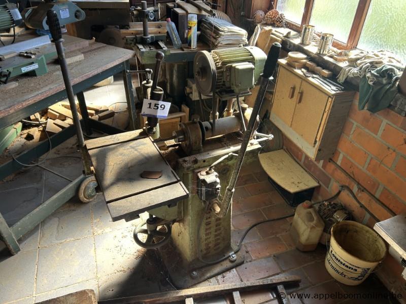 Pen- en gatmachine DANGKERT, staand model, met werktafel en bedieningshendel