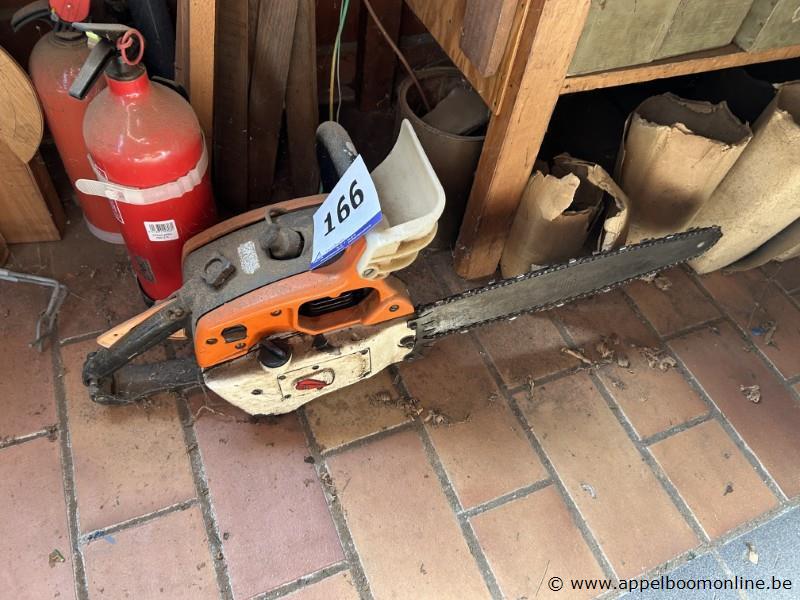 Kettingzaag van het merk SOLO, model 615 VA, met serienummer 27603. Het toestel is voorzien van een benzinemotor en een trekstarter