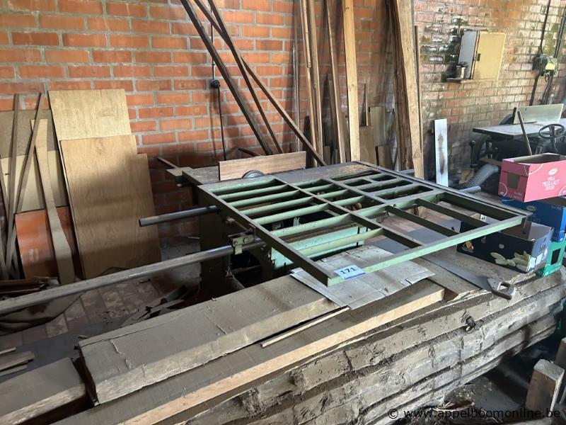 Industriële zaagmachine Danckaert, uitgerust met een schuiftafel en een zaagblad
