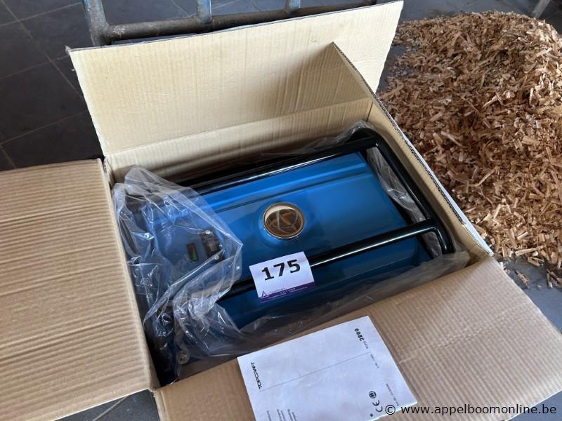 Stroomgenerator TOPCRAFT TCG 2800, met een nominaal vermogen van 2.5 kW en een uitgangsspanning van 230 V. Geluidsniveau van 96 dB(A)