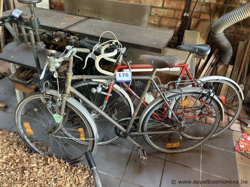 Twee fietsen, bestaande uit een herenfiets met spatborden en bagagedrager, en een racefiets met racestuur