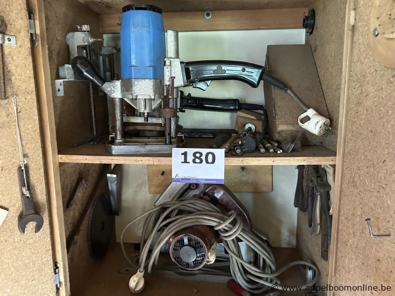 Lot bestaande uit een verticale freesmachine van het merk Scheer, een cirkelzaag en diverse handgereedschappen en onderdelen