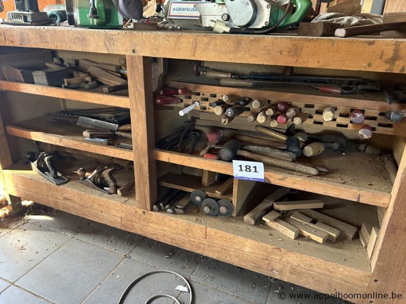 Lot bestaande uit diverse handgereedschappen waaronder schaven, zagen, beitels, hamers en vijlen