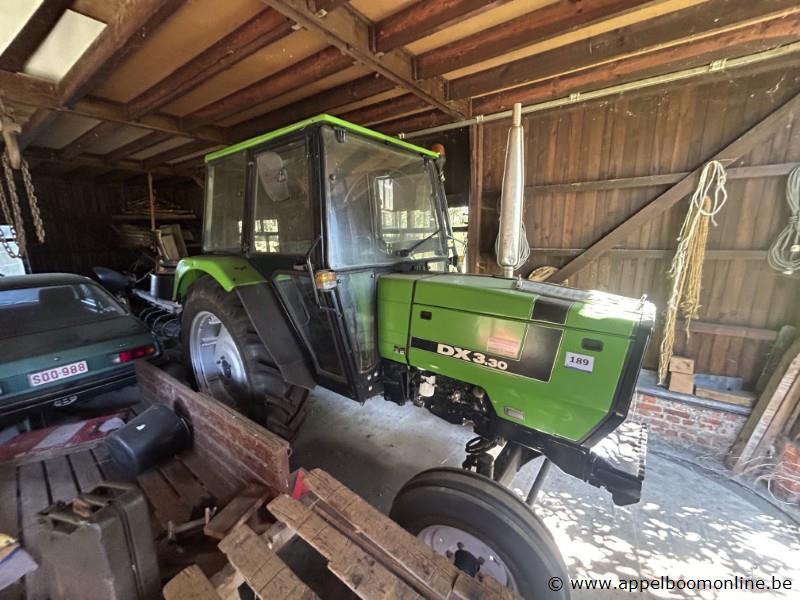 Tractor DEUTZ-FAHR DX 3.30 met cabine. Voorzien van een bedrijfsurenteller met 47998.6 uur