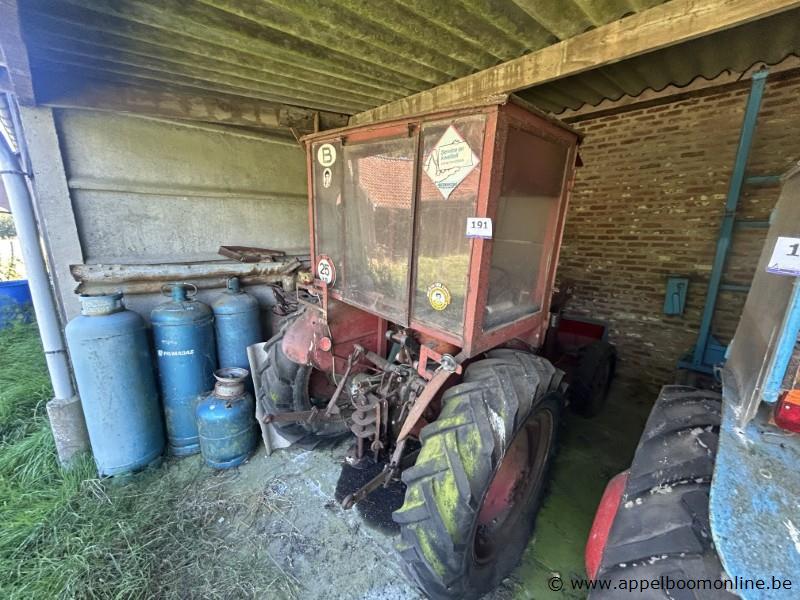 Tractor MASSEY-FERGUSON 130, voorzien van een cabine en een drie-punts hefinrichting