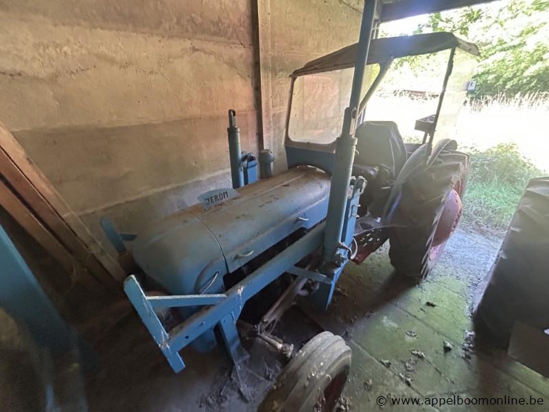 Oude tractor JEROM, voorzien van een kap en wielaandrijving, zonder sleutels en boorddocumenten – foto 4 – kavel bij Appelboom