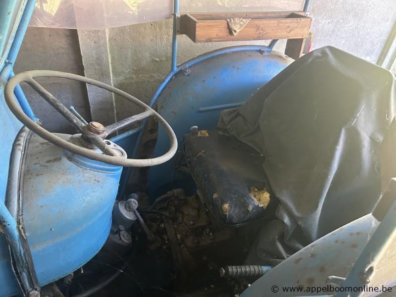 Oude tractor JEROM, voorzien van een kap en wielaandrijving, zonder sleutels en boorddocumenten – foto 5 – kavel bij Appelboom