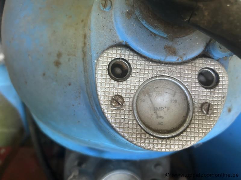 Oude tractor JEROM, voorzien van een kap en wielaandrijving, zonder sleutels en boorddocumenten – foto 6 – kavel bij Appelboom
