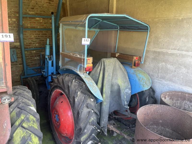 Oude tractor JEROM, voorzien van een kap en wielaandrijving