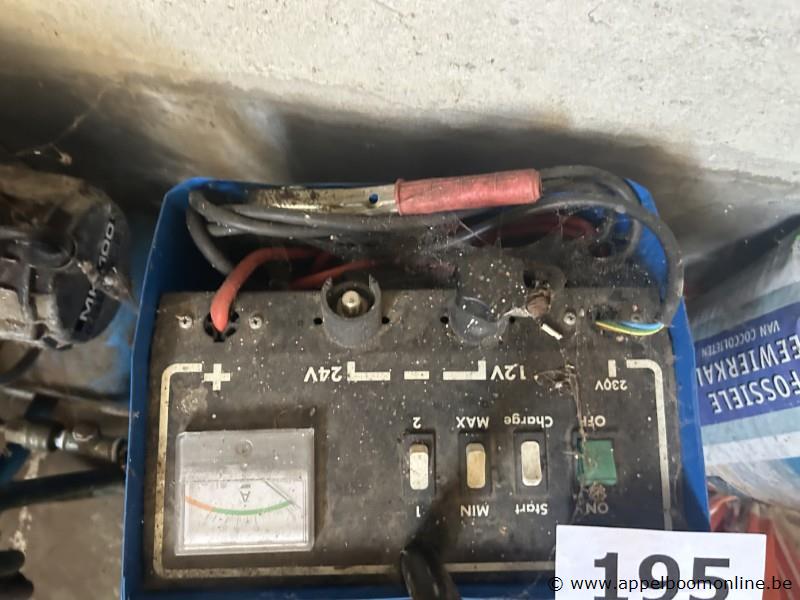 Acculader met startfunctie, geschikt voor 12V en 24V accu's, met 230V netaansluiting. Voorzien van wielen en handvat voor transport, inclusief laad… – foto 3 – kavel bij Appelboom