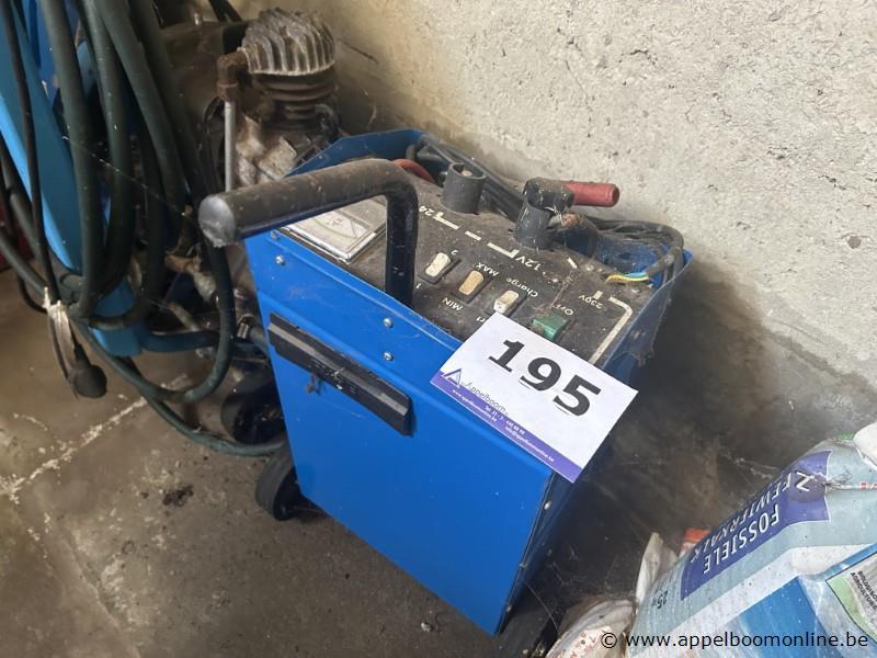 Acculader met startfunctie, geschikt voor 12V en 24V accu's, met 230V netaansluiting. Voorzien van wielen en handvat voor transport, inclusief laad…