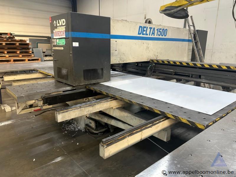 Industriële ponsmachine LVD DELTA 1500 met een vermogen van 36 kW en een maximale ponskracht van 200 kN. De machine werkt op 400 V en heeft bouwjaa…