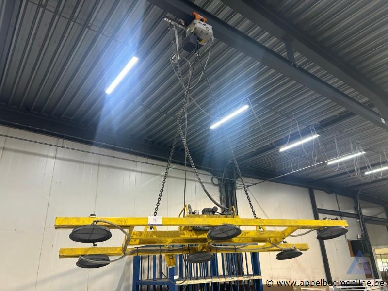 Vacuümheffer met takel van het merk GEDI, met een maximale hefcapaciteit van 400 kg. Voorzien van een afstandsbediening