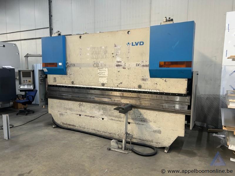 Industriële kantbank LVD PPEB 110/40 CAD-CNC, serienummer 25794, met een maximale capaciteit van 1100 kN en een vermogen van 20 kW. Het toestel wer…