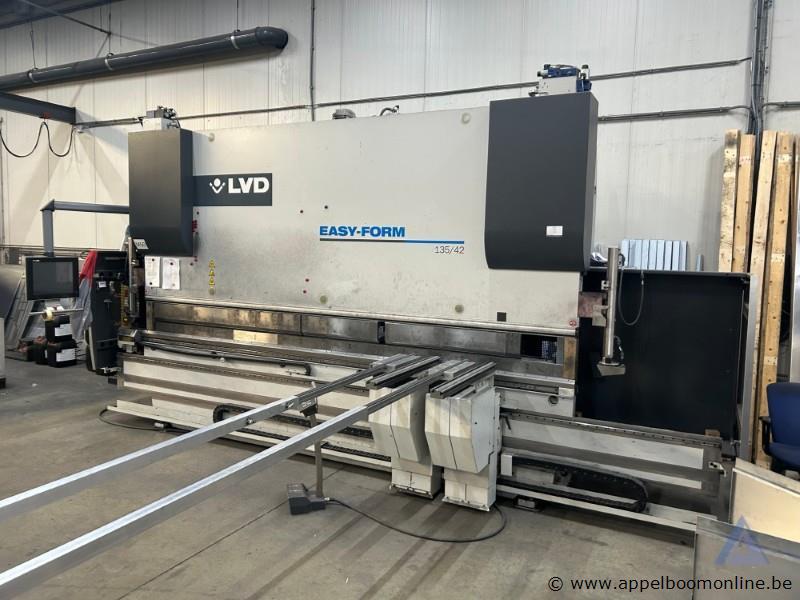 Industriële kantbank LVD Easy-Form PPEB 135/42, bouwjaar 2013, met een vermogen van 27 kW en een maximale capaciteit van 1350 kN. Voorzien van een…
