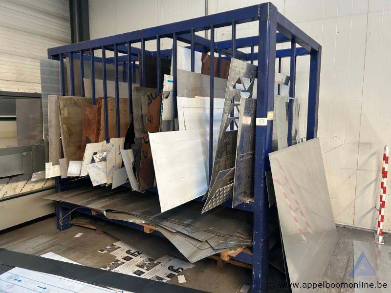 Lot bestaande uit een metalen rek gevuld met diverse metalen platen en reststukken. De platen variëren in afmeting en type
