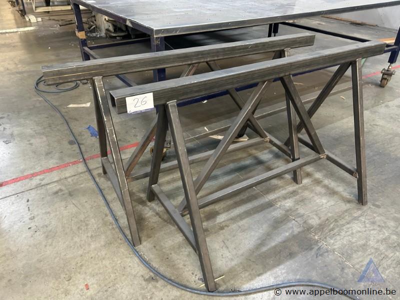 twee metalen schragen