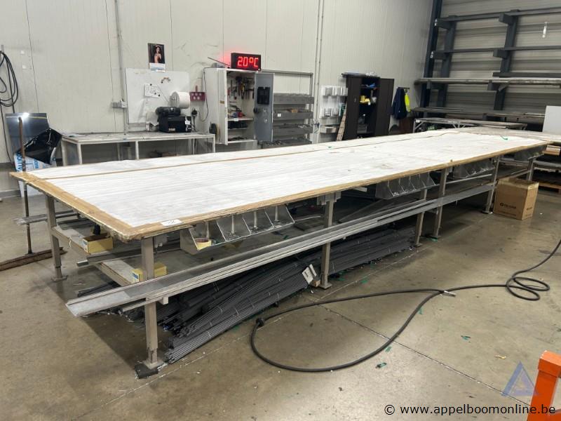 Lange werktafel met metalen onderstel