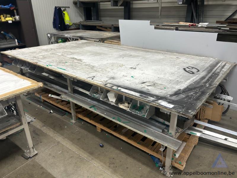 werkbank op metalen frame