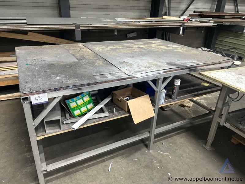 Metalen werktafel met houten werkblad
