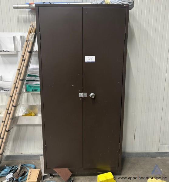 Metalen kast met inhoud