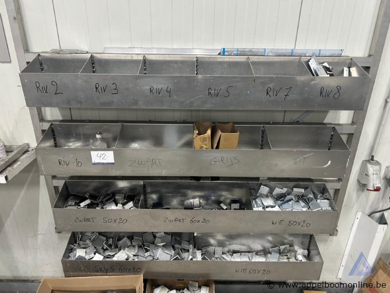 Lot metalen beugels in diverse kleuren en afmetingen