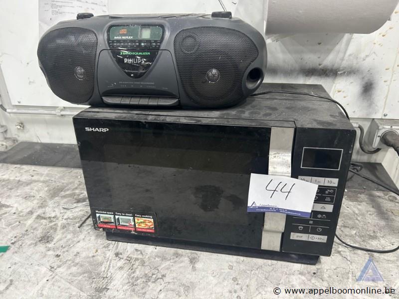 Magnetron van het merk SHARP. Inclusief een radio-cassette-CD speler van het merk PHILIPS, model AZ 8052, met Bass Reflex en 3 Band Equalizer