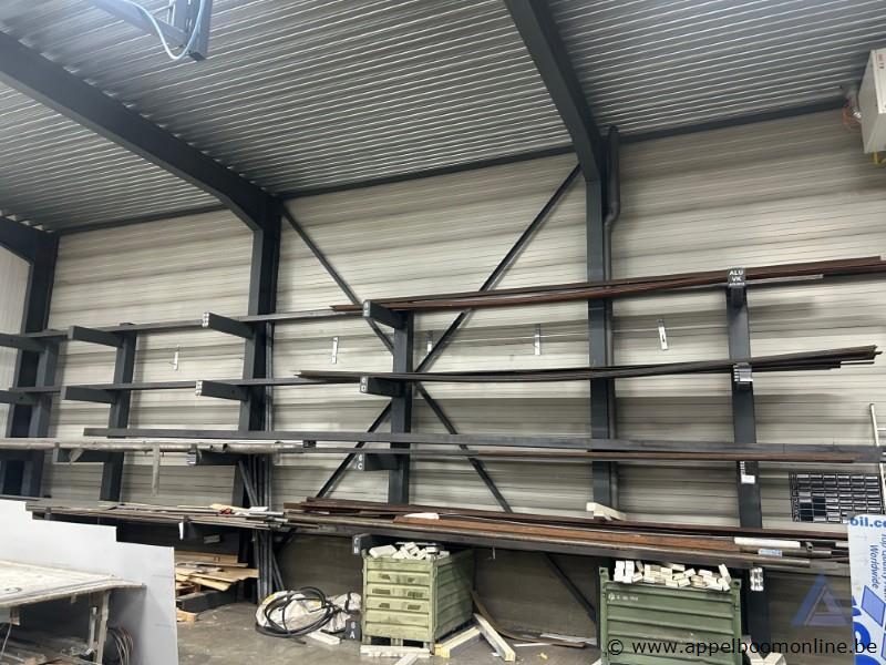 Inhoud van het rek bestaande uit diverse metalen profielen en buizen