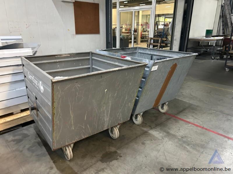 2 metalen rolcontainers op wielen