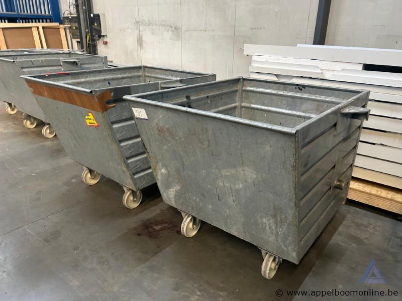 2 metalen rolcontainers op wielen
