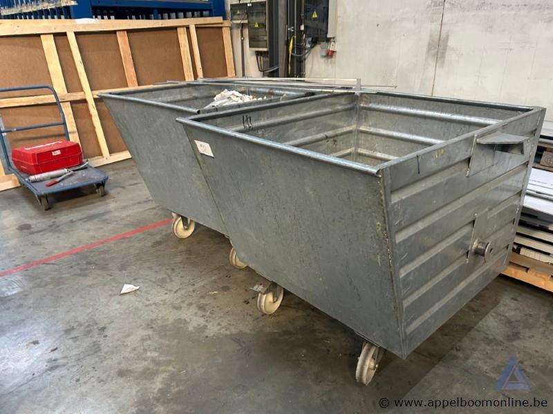 2 metalen rolcontainers op wielen