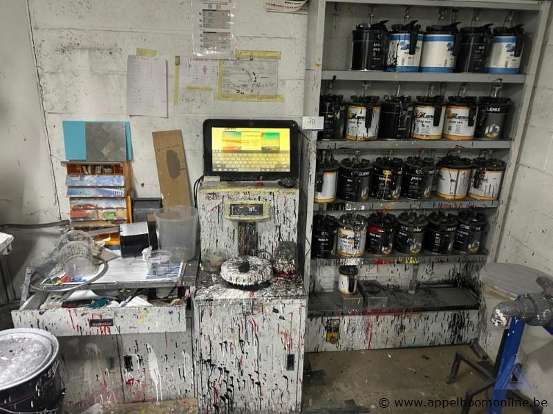 Automatische verfmengmachine JELEMIX PaintManager XI met geïntegreerde computer en PaintManager XI software. Inclusief diverse rekken met verfblikken