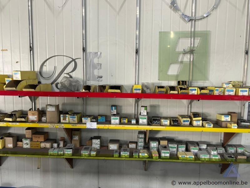Lot bestaande uit diverse schroeven en bevestigingsmaterialen van het merk PGB-FASTENERS