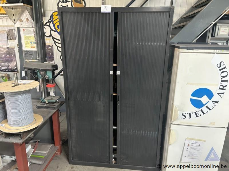 Metalen roldeurkast. De kast is gevuld met diverse materialen, waaronder elektriciteitscomponenten, kabels, tapes en kleine gereedschappen – kavel bij Appelboom