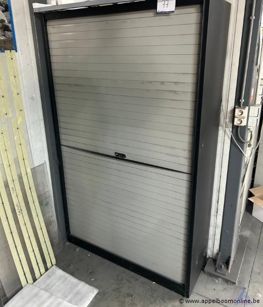 Metalen roldeurkast inhoudend diverse elektronische componenten, LED-strips en kabels – kavel bij Appelboom