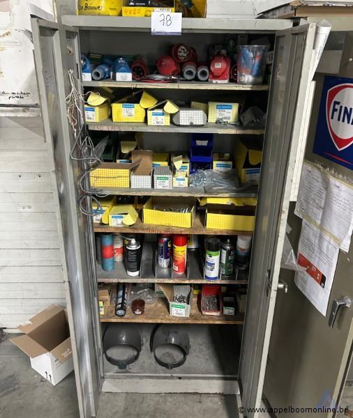 Metalen kast inhoudend elektrische aansluitingen, bevestigingsmaterialen, spuitbussen en beschermingsmiddelen