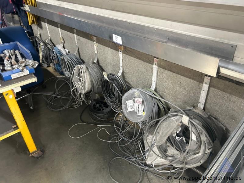 Lot bestaande uit diverse elektrische kabels – kavel bij Appelboom