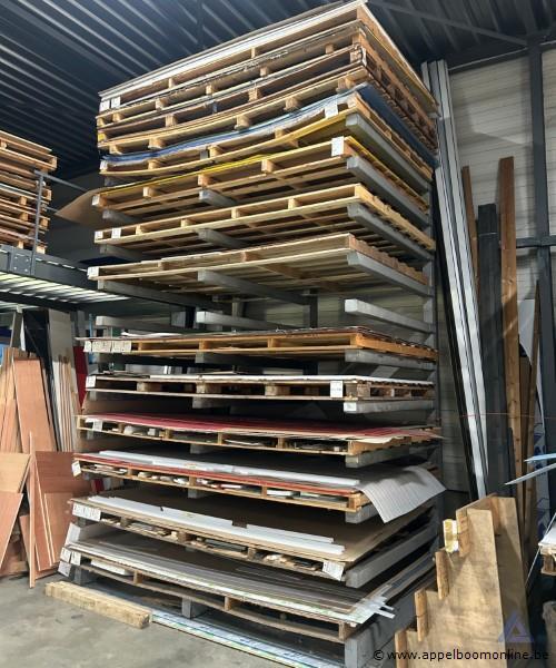 rek inhoudend diverse plaatmaterialen, waaronder houten panelen en kunststof/plexi platen