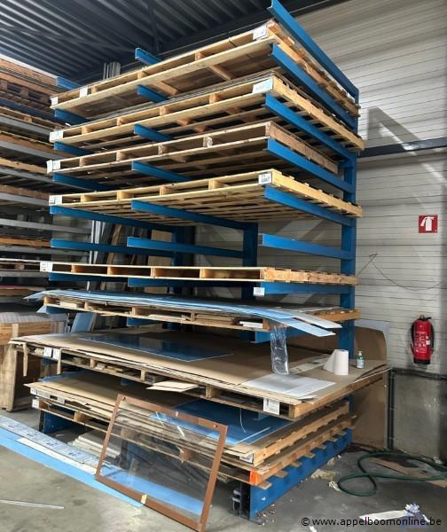 rek inhoudend diverse plaatmaterialen, waaronder houten panelen en kunststof/plexi platen – kavel bij Appelboom