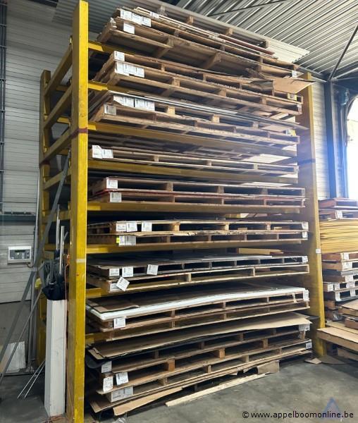 Rek inhoudend diverse Plexiglas platen wo. Thyssen Krupp Plastics, type Plexi WH73