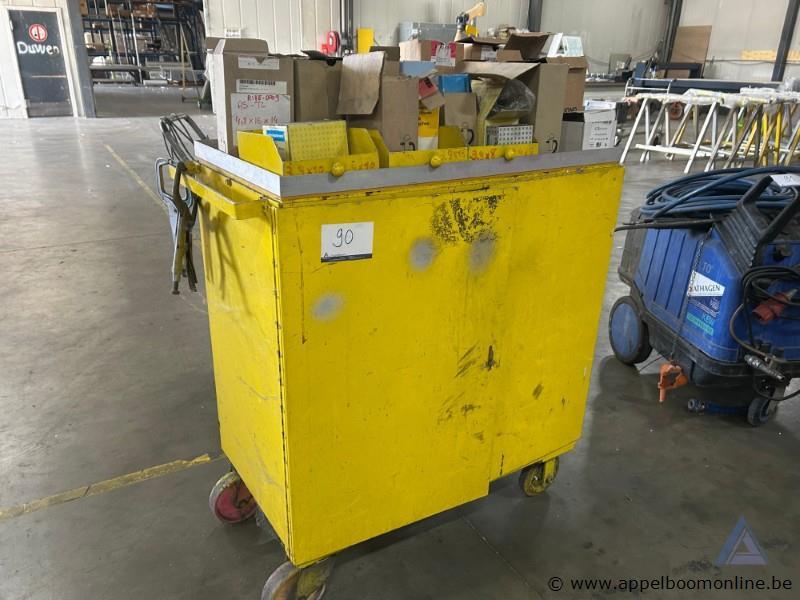 Rolwagen met diverse kleine materialen, waaronder dozen met bevestigingsmaterialen. Inclusief klem – kavel bij Appelboom
