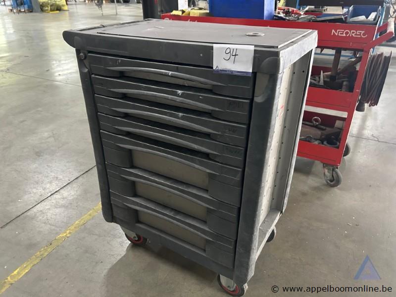 Gereedschapswagen op wielen met zes laden, gevuld met diverse handgereedschappen, bevestigingsmaterialen – kavel bij Appelboom