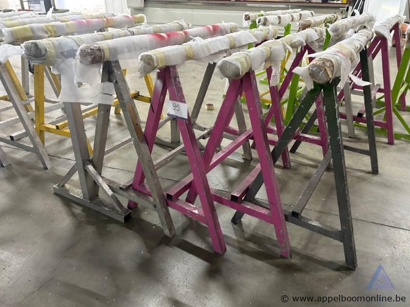 5 metalen schragen – kavel bij Appelboom